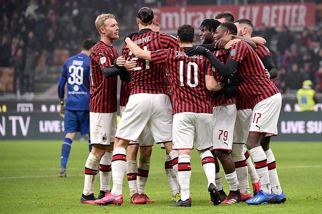 教练表情太真实笑喷球迷